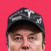 Retrato de Elon Musk usando boné preto com logos de suas empresas, em fundo vermelho.