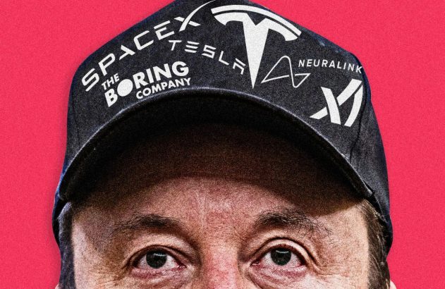 Retrato de Elon Musk usando boné preto com logos de suas empresas, em fundo vermelho.