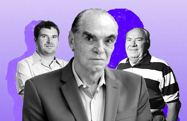 Três homens em escala de cinza sobre fundo roxo. O homem central, sério, olha fixamente. Outros dois homens atrás.