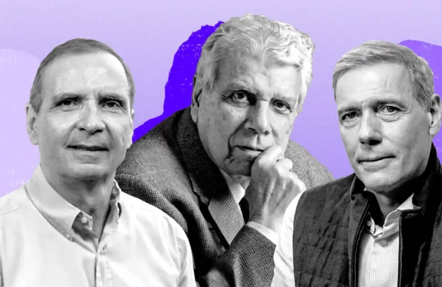 Três homens em preto e branco posam para retratos sobre um fundo roxo. Um homem de terno está no centro.