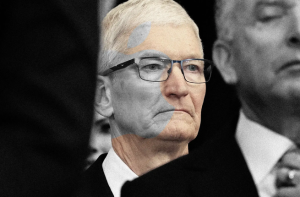 Tim Cook, parcialmente colorido, com cabelo branco, em primeiro plano. Joe Biden desfocado e em P&B no fundo.