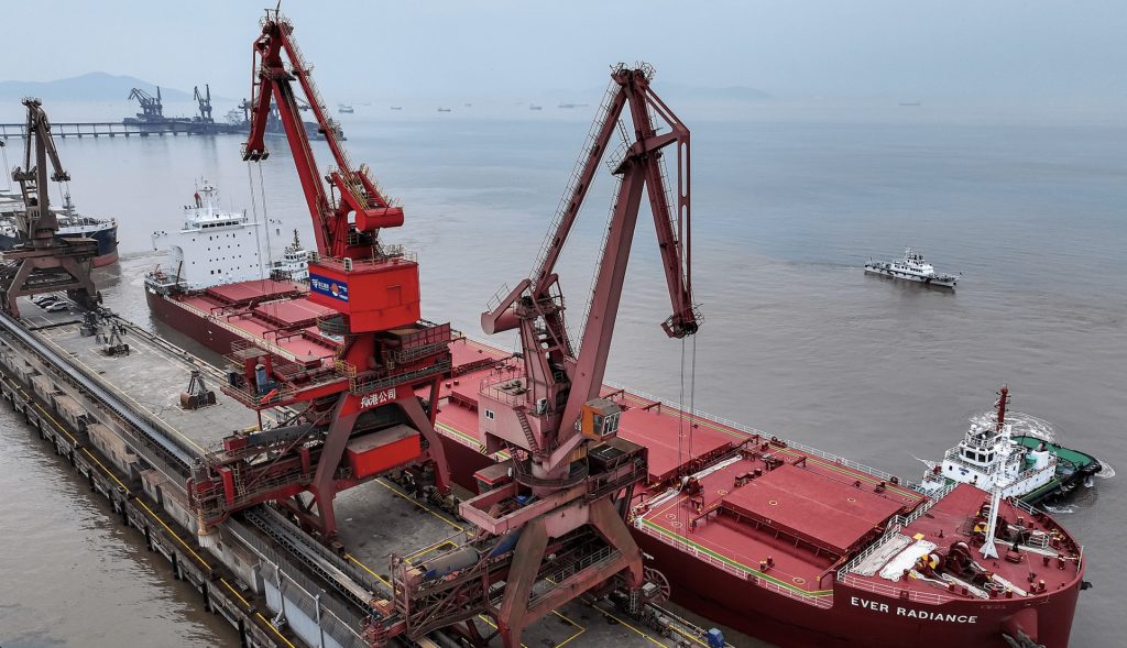 Navio Ever Radiance no Porto de Zhoushan, na China