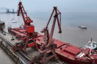 Navio Ever Radiance no Porto de Zhoushan, na China