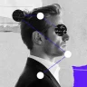 Fotografia em preto e branco de homem perfil com terno e camisa clara, fundo cinza. Elementos pretos com escrita cursiva cobrem olhos, linhas roxas e círculos brancos criam conexão visual.