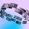 Notas de dólar dispostas em padrão circular, sugerindo movimento em torno de um eixo. Fundo com gradiente rosa a azul e pontos azuis, efeito de borrão nas notas enfatiza movimento.