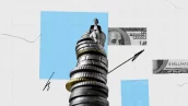 Imagem com pilha de moedas no centro e mulher vestida profissionalmente sentada em cima, segurando um notebook. Fundo com grid e quadrados azuis, cédulas de dólar em preto e branco à direita, além de linhas e setas desenhadas.