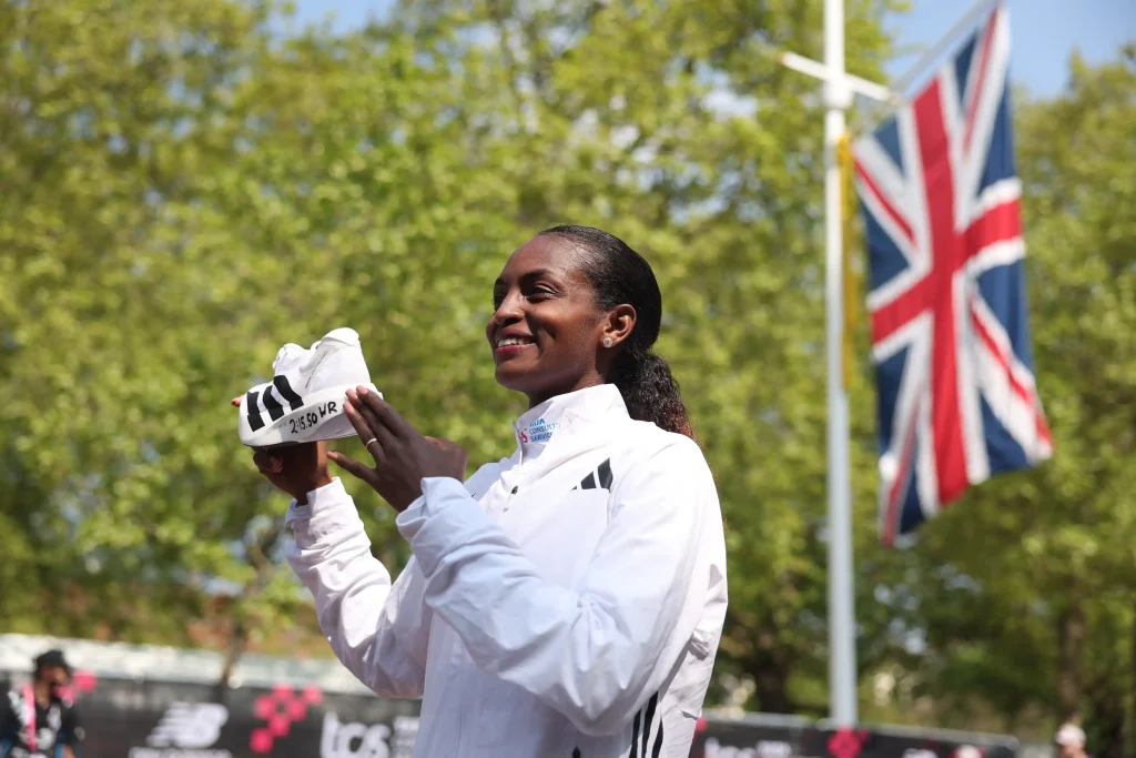 Tigst Assefa, da Etiópia, venceu a Maratona de Londres de 2025 e bateu o recorde mundial com seu Adidas Adizero Adios Pro Evo 1 (Getty Images)