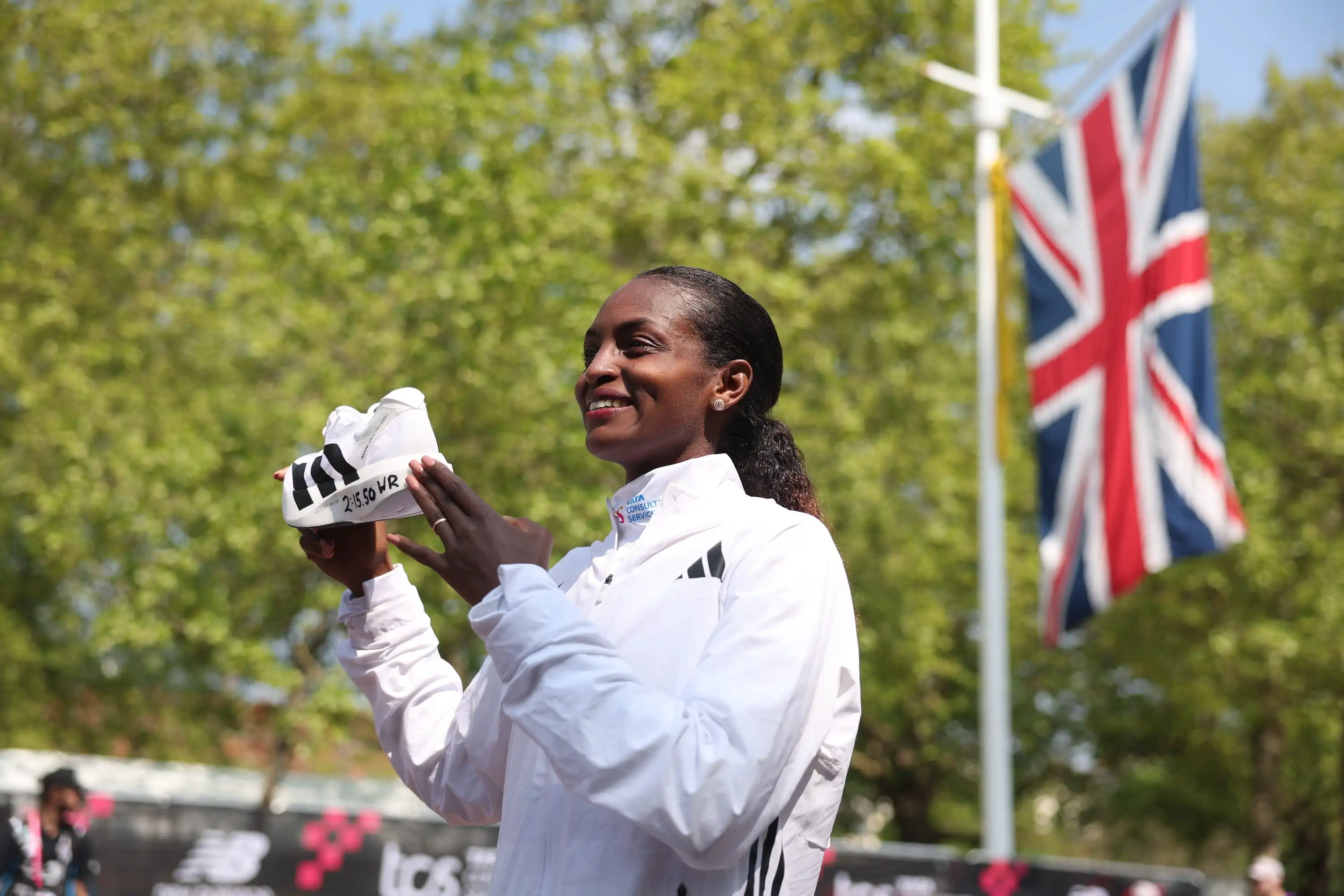 Tigst Assefa, da Etiópia, venceu a Maratona de Londres de 2025 e bateu o recorde mundial com seu Adidas Adizero Adios Pro Evo 1 (Getty Images)
