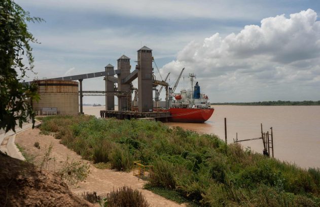 Carregamento de soja em Rosário, na Argentina