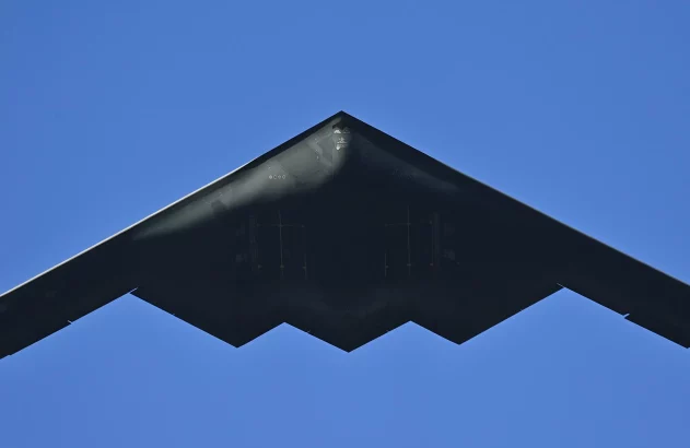 Bombardeiro stealth B-2 Spirit visto de baixo no céu azul.