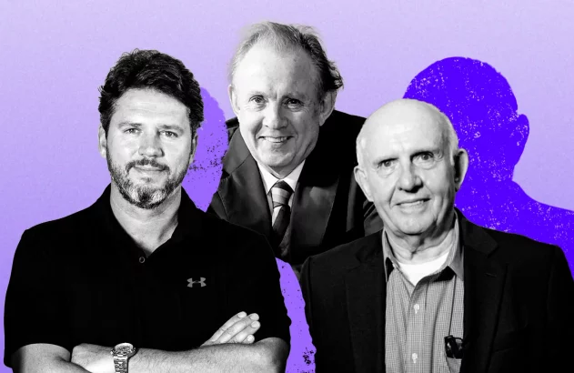 Três homens sorrindo em preto e branco com fundo roxo.