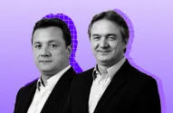 A imagem mostra duas pessoas em destaque, ambas usando ternos escuros e camisas claras; a pessoa à esquerda está séria, enquanto a da direita sorri levemente. O fundo em gradiente lilás e roxo, com silhuetas azuis, cria um contraste visual moderno e chamativo.