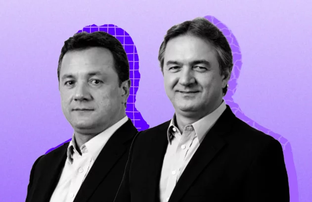 A imagem mostra duas pessoas em destaque, ambas usando ternos escuros e camisas claras; a pessoa à esquerda está séria, enquanto a da direita sorri levemente. O fundo em gradiente lilás e roxo, com silhuetas azuis, cria um contraste visual moderno e chamativo.