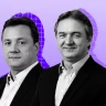A imagem mostra duas pessoas em destaque, ambas usando ternos escuros e camisas claras; a pessoa à esquerda está séria, enquanto a da direita sorri levemente. O fundo em gradiente lilás e roxo, com silhuetas azuis, cria um contraste visual moderno e chamativo.