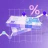 A imagem exibe um fundo roxo com textura granulada, com duas pilhas de notas de 100 reais centralizadas em ângulo, acima das quais se destaca um símbolo de porcentagem rosa. Ao fundo, uma linha de gráfico branca em ascensão se conecta a círculos azuis e roxos, sugerindo crescimento econômico em um tema financeiro.