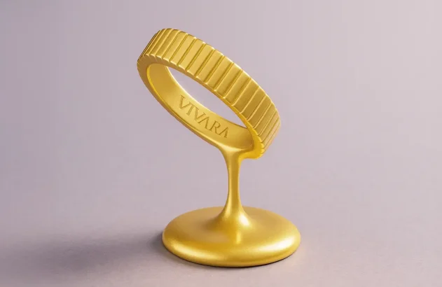 Escultura de anel dourado com ranhuras, "VIVARA" gravado, derretendo em uma base.