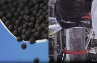Pelotas pretas caindo de um recipiente. Ao lado, um cientista com óculos de proteção inclinado sobre um tubo cheio de grânulos.