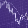 Gráfico de velas em fundo roxo com velas brancas mostrando dados financeiros. Linhas pontilhadas e uma linha branca representam uma média móvel para análise de tendências.