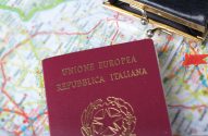 Imagem de um passaporte italiano sobre um mapa para ilustrar reportagem sobre as mudanças para tirar a cidadania italiana