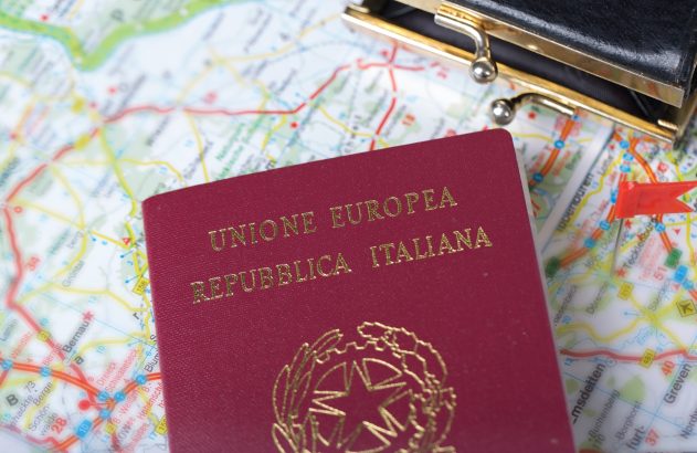 Imagem de um passaporte italiano sobre um mapa para ilustrar reportagem sobre as mudanças para tirar a cidadania italiana