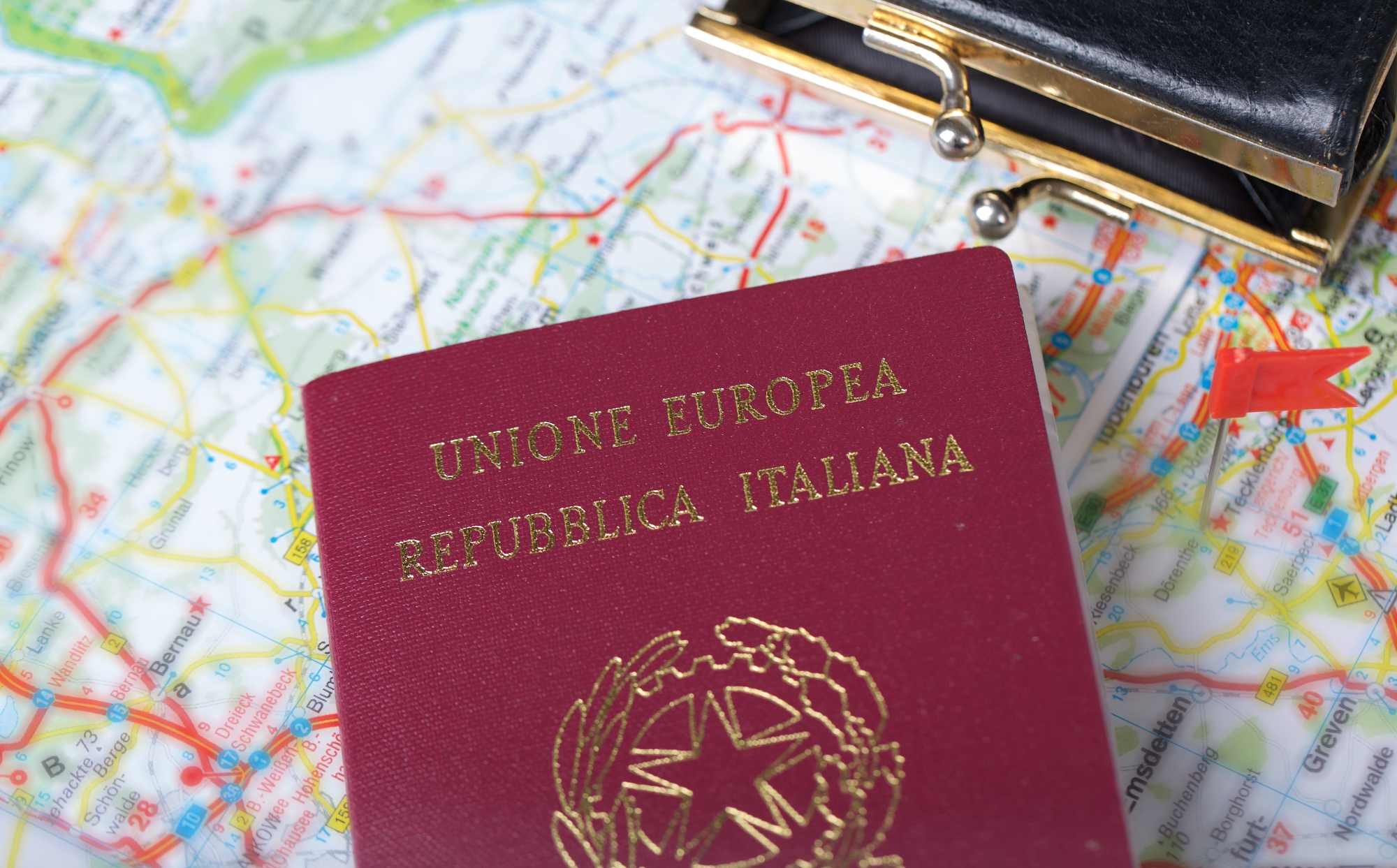 Imagem de um passaporte italiano sobre um mapa para ilustrar reportagem sobre as mudanças para tirar a cidadania italiana