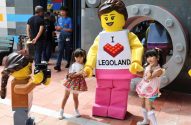 Crianças posam para foto com mascote em pré-inauguração do Legoland Shanghai Resort - Crédito: Reuters