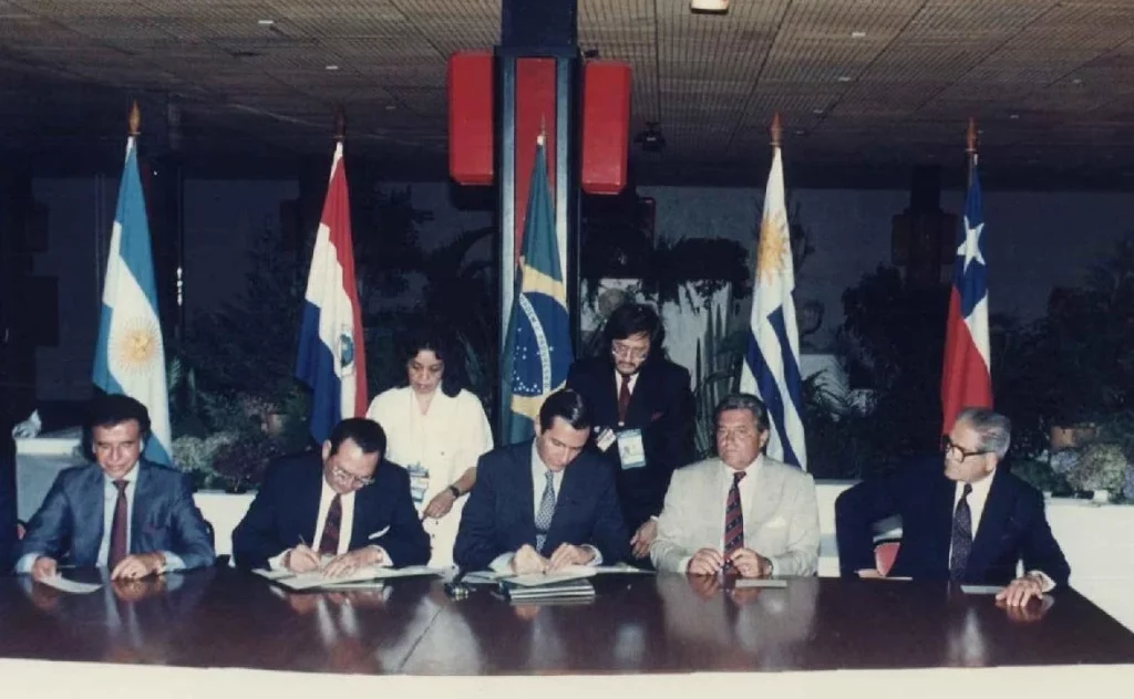 Presidentes da Argentina, Paraguai, Brasil, Uruguai e Chile assinam a Declaração de Canela, precursora do Mercosul
