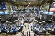 Vista aérea do pregão da the New York Stock Exchange's. Desde a instalação do sistema de Mercado Híbrido em 2007, há menos traders no pregão devido ao aumento de negociações e transações realizadas eletronicamente.