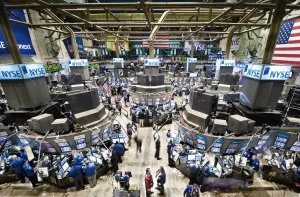 Vista aérea do pregão da the New York Stock Exchange's. Desde a instalação do sistema de Mercado Híbrido em 2007, há menos traders no pregão devido ao aumento de negociações e transações realizadas eletronicamente.