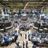 Uma vista aérea do pregão da the New York Stock Exchange's. Desde a instalação do sistema de Mercado Híbrido em 2007, há menos traders no pregão devido ao aumento de negociações e transações realizadas eletronicamente.