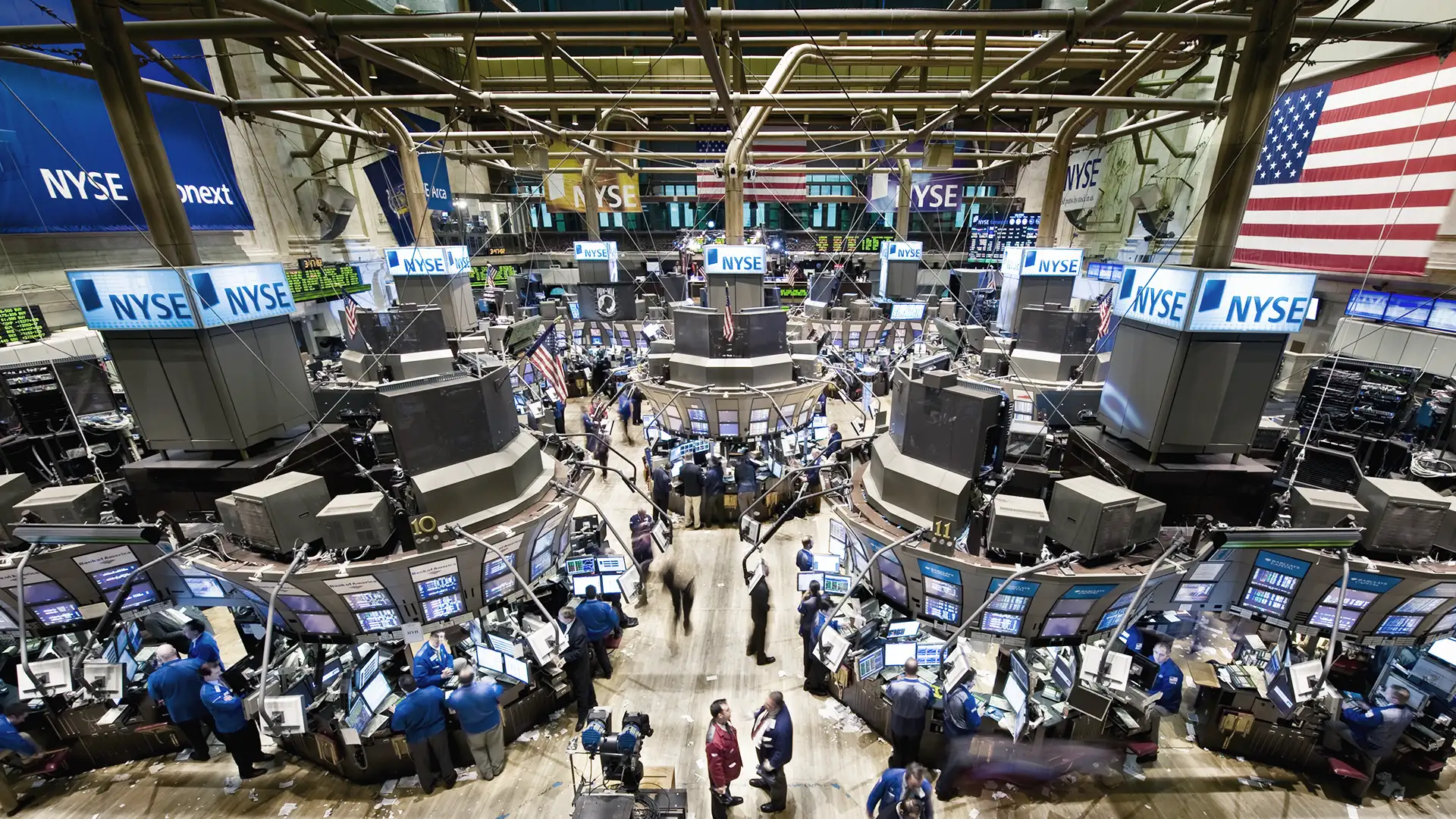 Uma vista aérea do pregão da the New York Stock Exchange's. Desde a instalação do sistema de Mercado Híbrido em 2007, há menos traders no pregão devido ao aumento de negociações e transações realizadas eletronicamente.