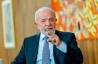 Lula in a suit pointing his finger