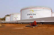 Tanques brancos com o logo da Delta