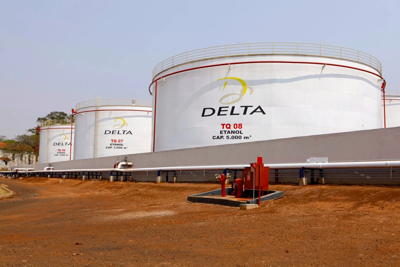 Tanques brancos com o logo da Delta