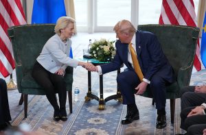 Ursula von der Leyen, presidente da Comissão Europeia, cumprimenta Donald Trump, presidente dos EUA