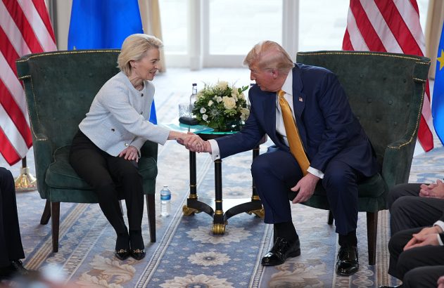 Ursula von der Leyen, presidente da Comissão Europeia, cumprimenta Donald Trump, presidente dos EUA