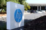 Fachada da Hewlett Packard que mostra o logotipo da empresa em primeiro plano, as letras HP em um círculo azul num quadro branco