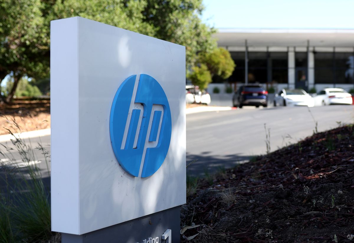 Fachada da Hewlett Packard que mostra o logotipo da empresa em primeiro plano, as letras HP em um círculo azul num quadro branco