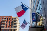 Fachada de um hotel Hilton, nos EUA, comm bandeira dos EUA