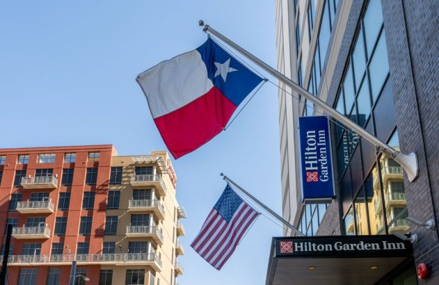 Fachada de um hotel Hilton, nos EUA, comm bandeira dos EUA