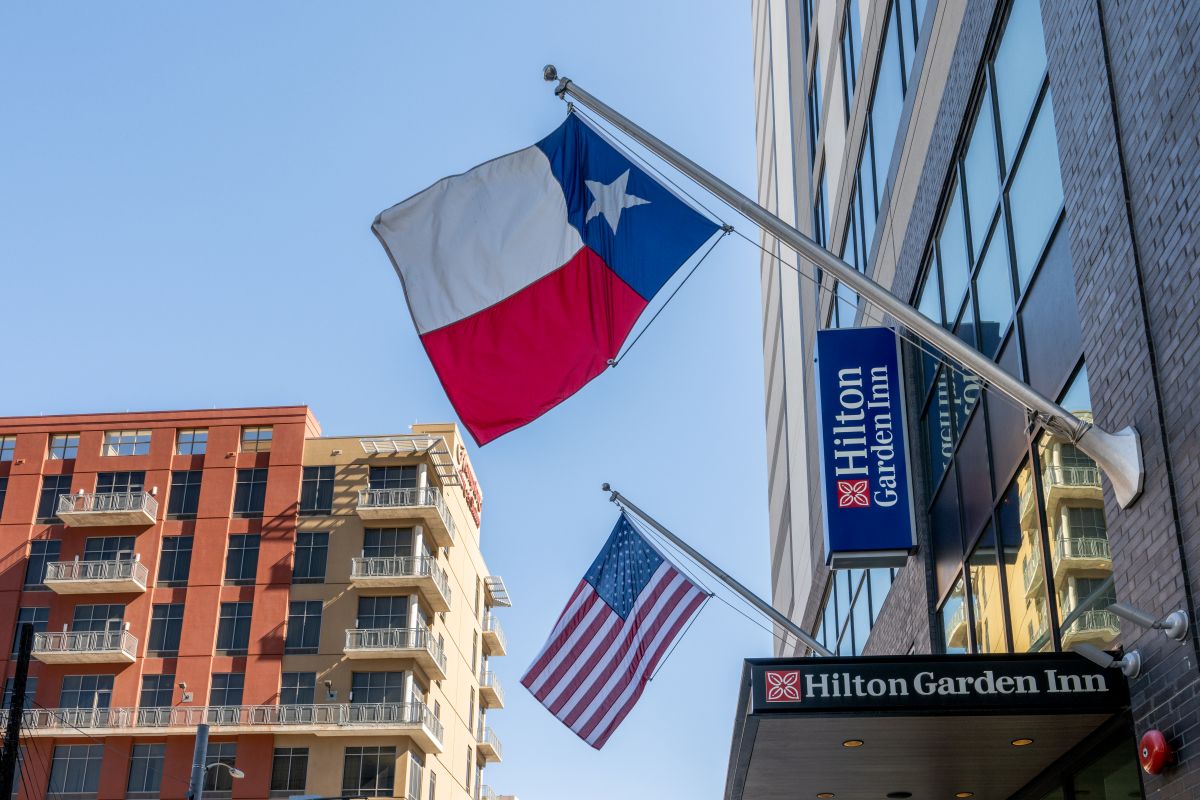 Fachada de um hotel Hilton, nos EUA, comm bandeira dos EUA