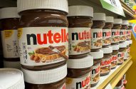 Podes de Nutella enfileirados em uma prateleira de supermercado