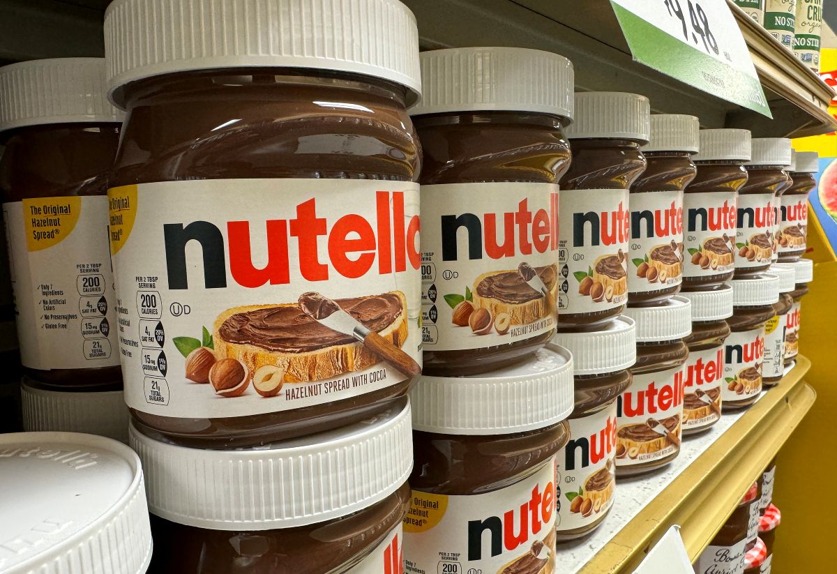 Podes de Nutella enfileirados em uma prateleira de supermercado