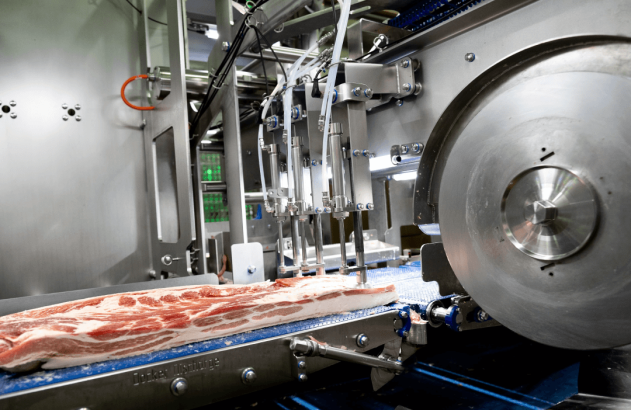 Máquina em uma indústria mostra fabricação do bacon