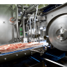 Máquina em uma indústria mostra fabricação do bacon