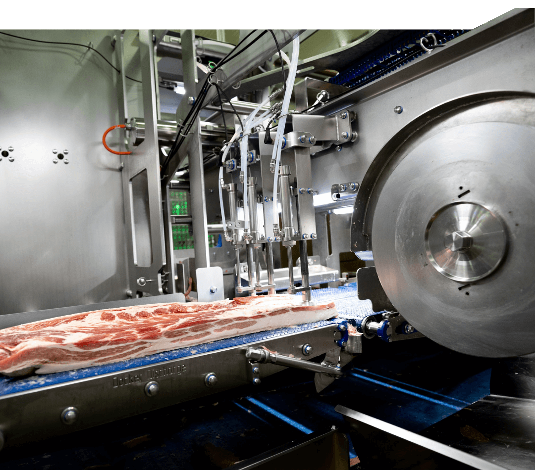 Máquina em uma indústria mostra fabricação do bacon