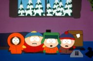 Figura mostra os quatro personagens do South Park, todos de boca aberta e espantados olhando apra a câmera em frente a uma parede lilás