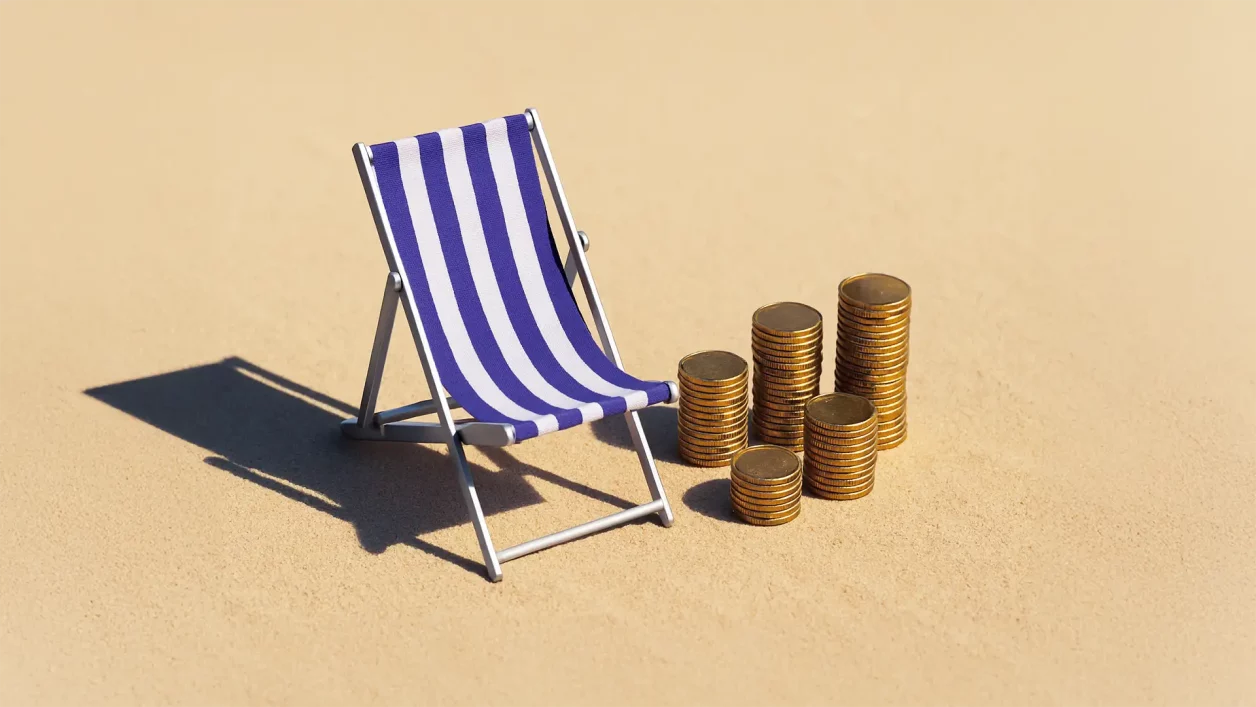 A imagem mostra uma cena na areia com uma cadeira de praia listrada em azul e branco à esquerda e pilhas de moedas douradas à direita, sob luz solar intensa, com sombras suaves e brilho das moedas destacando o conceito financeiro ou de férias.