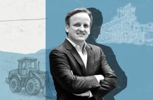 Imagem do CEO da Aura Minerals, Rodrigo Barbosa. Ele tem cabelos claros, veste um paletó escuro com camisa branca