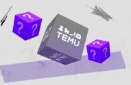 A imagem apresenta três cubos sobre um fundo claro e texturizado. No centro, está um cubo cinza com a palavra "TEMU" em branco e ícones de vestido, chapéu, sapato e bolsa. Ao redor, dois cubos roxos com pontos de interrogação em branco nas faces visíveis. As sombras dos cubos acrescentam profundidade, e um rabisco preto aparece no canto superior esquerdo.